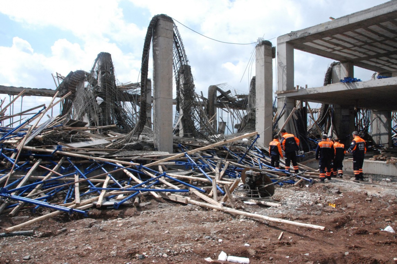 Diyarbakır’da inşaat çöktü: 3’ü ağır 4 yaralı